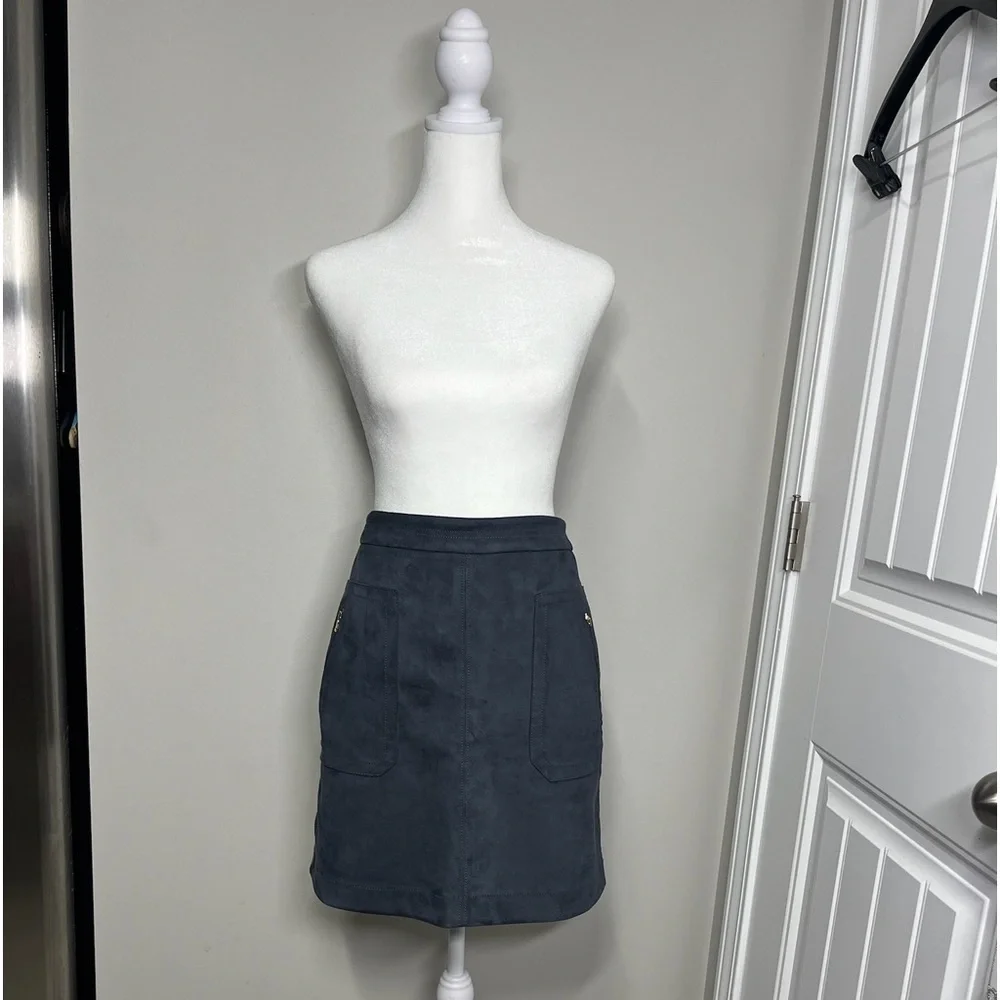LOFT , faux suede skirt, size 4, gold zippers, CB33
